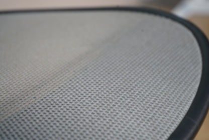 Nærbillede af sæde på Herman Miller Casper konferencestol med gråt netpolstring.