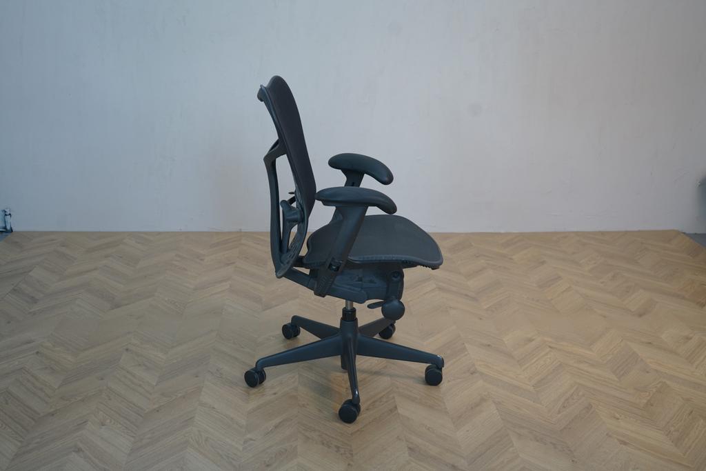 Sideprofil af Herman Miller Mirra 2 Graphite Butterfly kontorstol i sort – justerbar og komfortabel ergonomisk stol