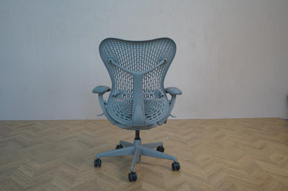Bagside af Herman Miller Mirra Alpine kontorstol i lysegrå – ergonomisk stol med fleksibelt netrygdesign og kinematiksystem