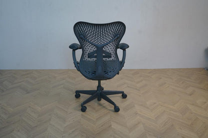 Bagside af Herman Miller Mirra Graphite kontorstol i grå – stilfuld og fleksibel kontorstol med kinematiksystem