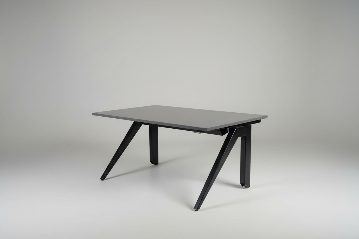 Holmris B8 Cabale hæve-sænkebord 140x80 cm med antracitgrå laminatbordplade og sort stel – skrå vinkel