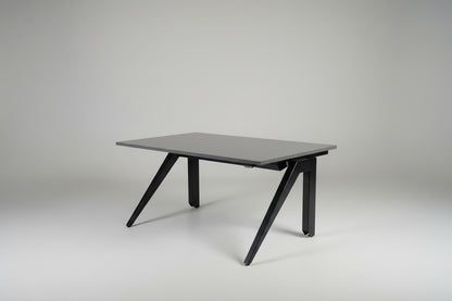 Holmris B8 Cabale hæve-sænkebord 140x80 cm med antracitgrå laminatbordplade og sort stel – skrå vinkel