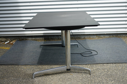 Holmris B8 GENESE hæve-sænkebord 180x90 i sort linoleum set fra siden – moderne skrivebord med elektrisk justering.