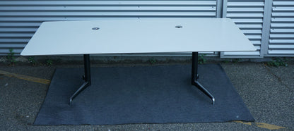 Holmris B8 Genese hæve-sænkebord i hvid 240x120 cm set fra front – stort direktør skrivebord til kontor eller mødelokale.