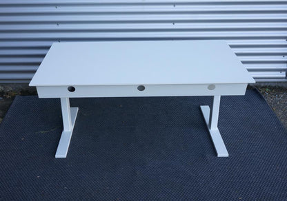 Bagfra visning af Holmris B8 hæve-sænkebord 140x80 cm i hvid med kabelbakke og robust stel.