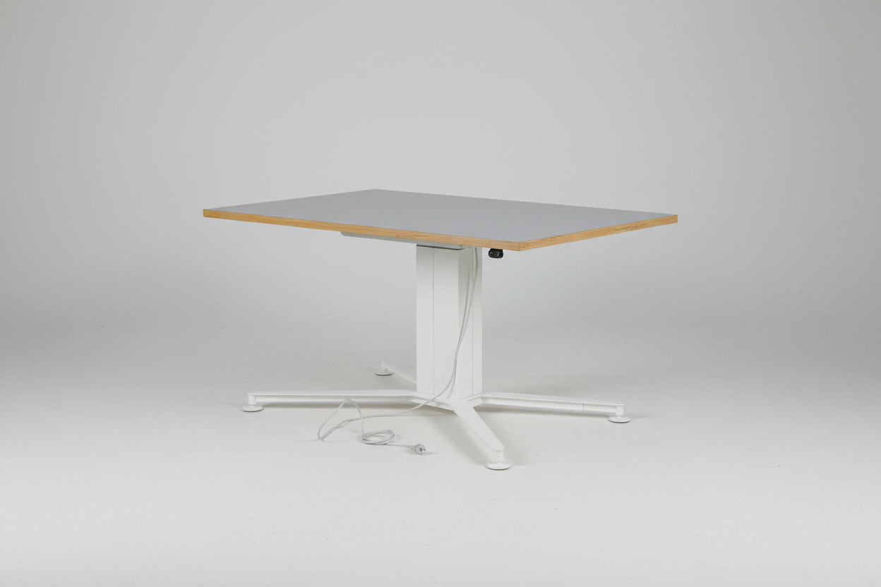 Holmris B8 hæve-sænkebord 140×90 cm i grå med hvidt LINAK stel set forfra