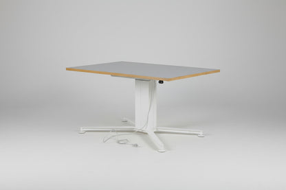 Holmris B8 hæve-sænkebord 140×90 cm i grå med hvidt LINAK stel set forfra