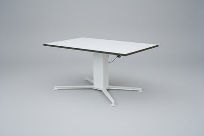 Holmris B8 hæve-sænkebord 150×90 cm i hvid med hvidt LINAK stel set forfra
