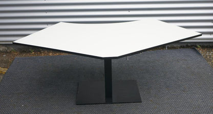 Bagfra visning af Holmris B8 hæve-sænkebord 160x90 cm i hvid med robust stel.
