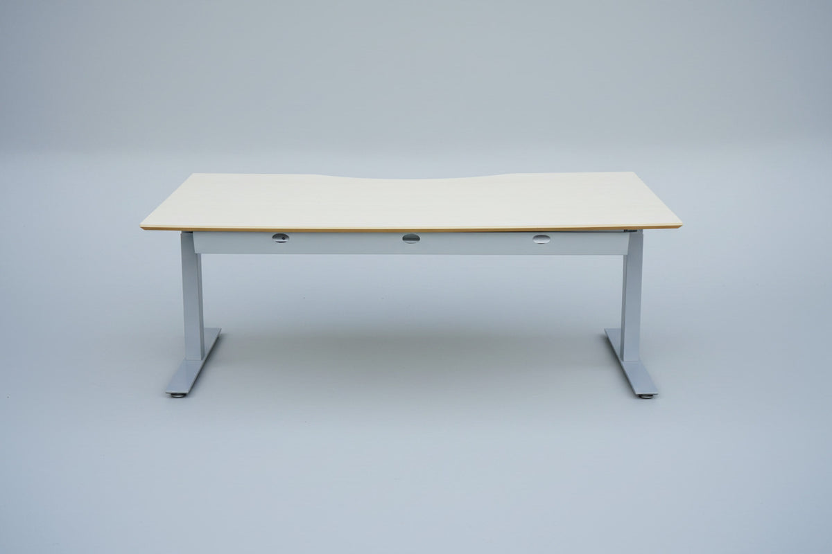 Holmris B8 hæve-sænkebord 180x100 cm med grå kabelbakke og Linak stel – set bagfra