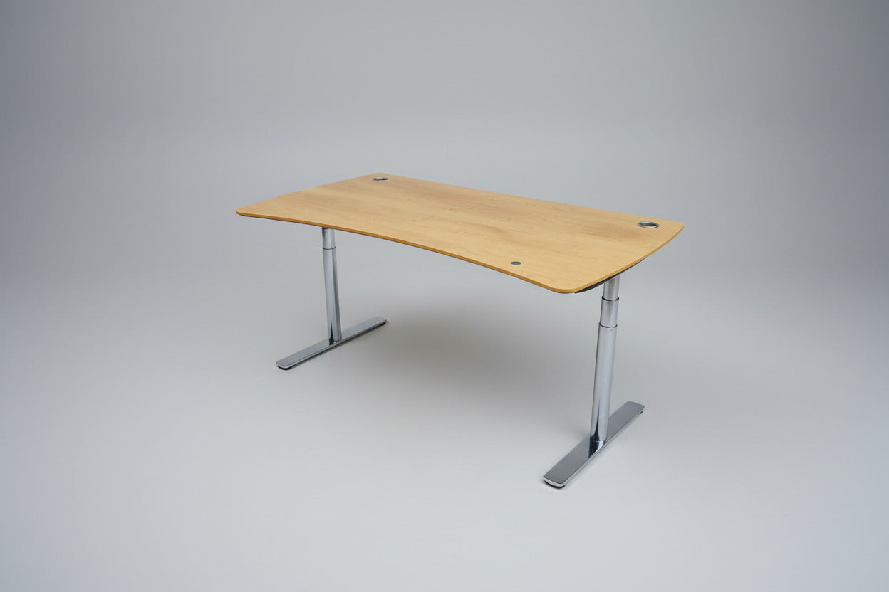 Holmris B8 hæve-sænkebord 180x100 cm med valnød bordplade, mavebue og krom LINAK stel set fra skrå vinkel