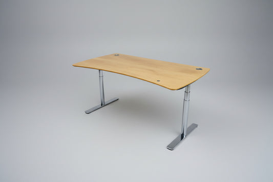 Holmris B8 hæve-sænkebord 180x100 cm med valnød bordplade, mavebue og krom LINAK stel set fra skrå vinkel