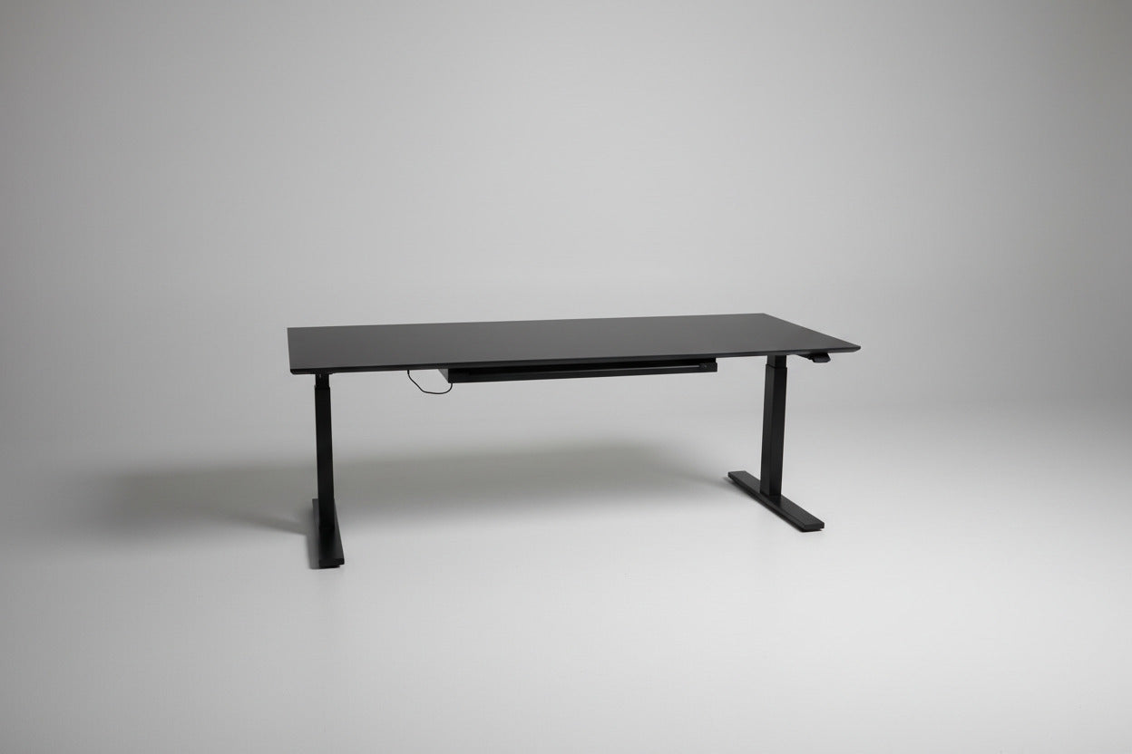 Holmris B8 hæve-sænkebord 180x80 cm i sort linoleum med skuffe og kabelbakke set forfra