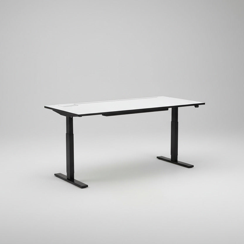 Holmris B8 hæve-sænkebord 180x90 cm med hvid laminatbordplade, sort kant og sort LINAK-stel set forfra.