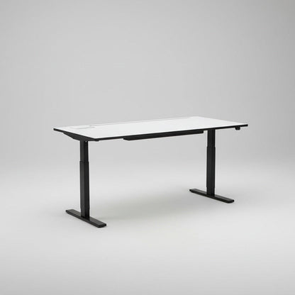 Holmris B8 hæve-sænkebord 180x90 cm med hvid laminatbordplade, sort kant og sort LINAK-stel set forfra.