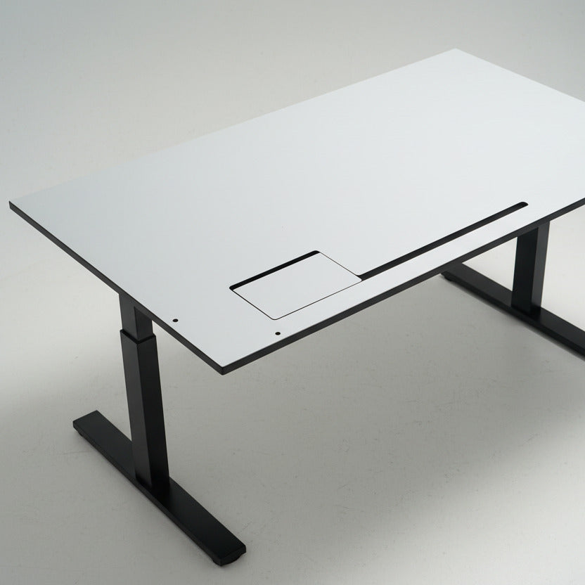 Holmris B8 skrivebord med hvid laminatbordplade, sort kant og elektrisk LINAK-stel set fra siden.