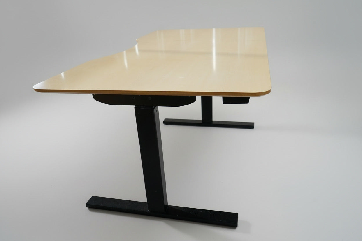 Holmris B8 hæve-sænkebord i ahornfiner set fra siden med stabilt Linak stel og 160x90 cm plade.