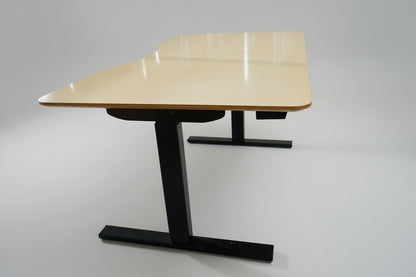 Holmris B8 hæve-sænkebord i ahornfiner set fra siden med stabilt Linak stel og 160x90 cm plade.