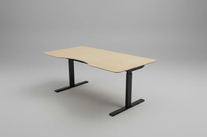 Holmris B8 hæve-sænkebord i ahornfiner set fra skrå vinkel med Linak stel og ergonomisk mavebue.