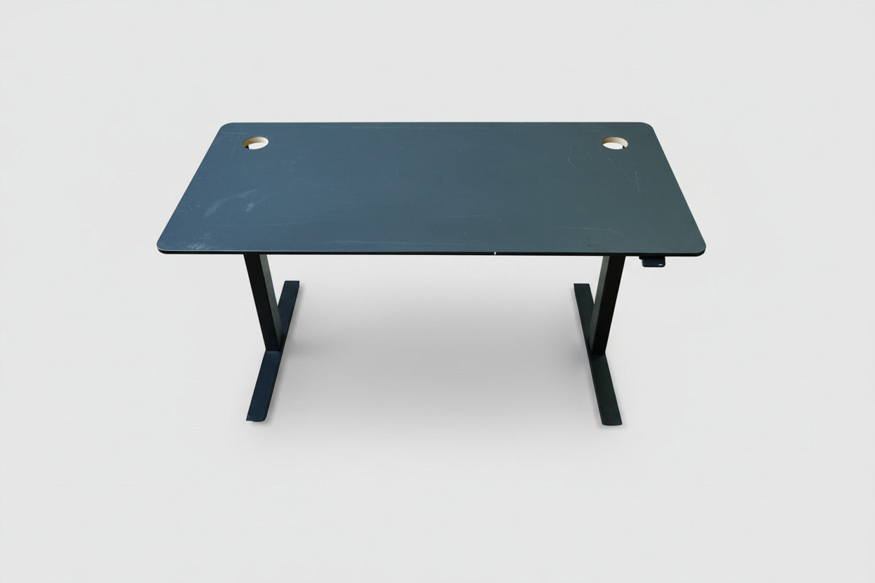 Holmris B8 hæve-sænkebord 140x70 cm i antracitgrå linoleum med sort stel og kabelgennemføringer – frontvisning