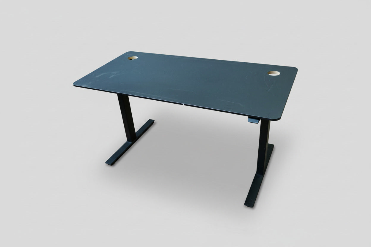 Holmris B8 hæve-sænkebord i antracitgrå linoleum 140x70 cm med sort LINAK stel – skrå visning
