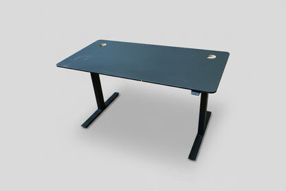 Holmris B8 hæve-sænkebord i antracitgrå linoleum 140x70 cm med sort LINAK stel – skrå visning