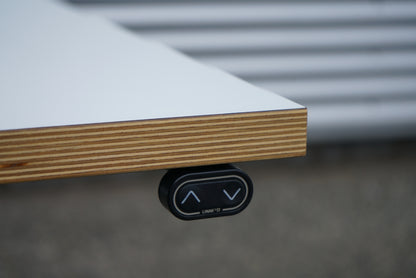 Close-up af hvid bordplade med birkefiner kant på Holmris B8 hæve-sænkebord