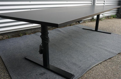 Closeup af sort nanosoft laminat bordplade på Holmris B8 hæve-/sænkebord
