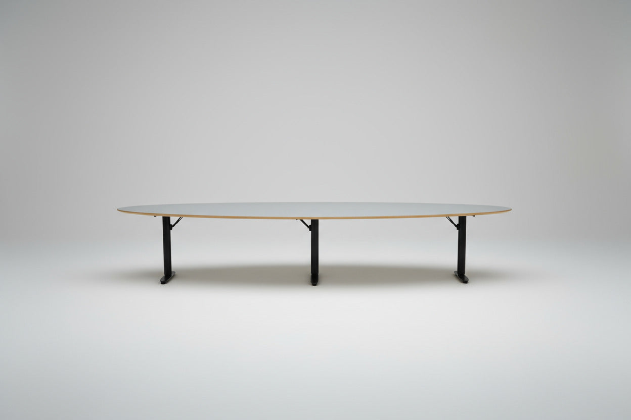 Detalje af Holmris B8 hæve-sænkebord med grå linoleum og sort stel