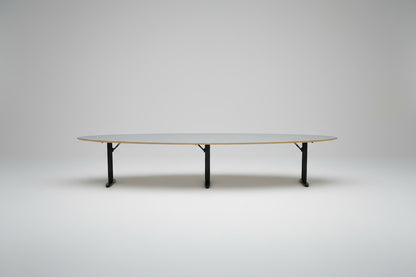 Detalje af Holmris B8 hæve-sænkebord med grå linoleum og sort stel