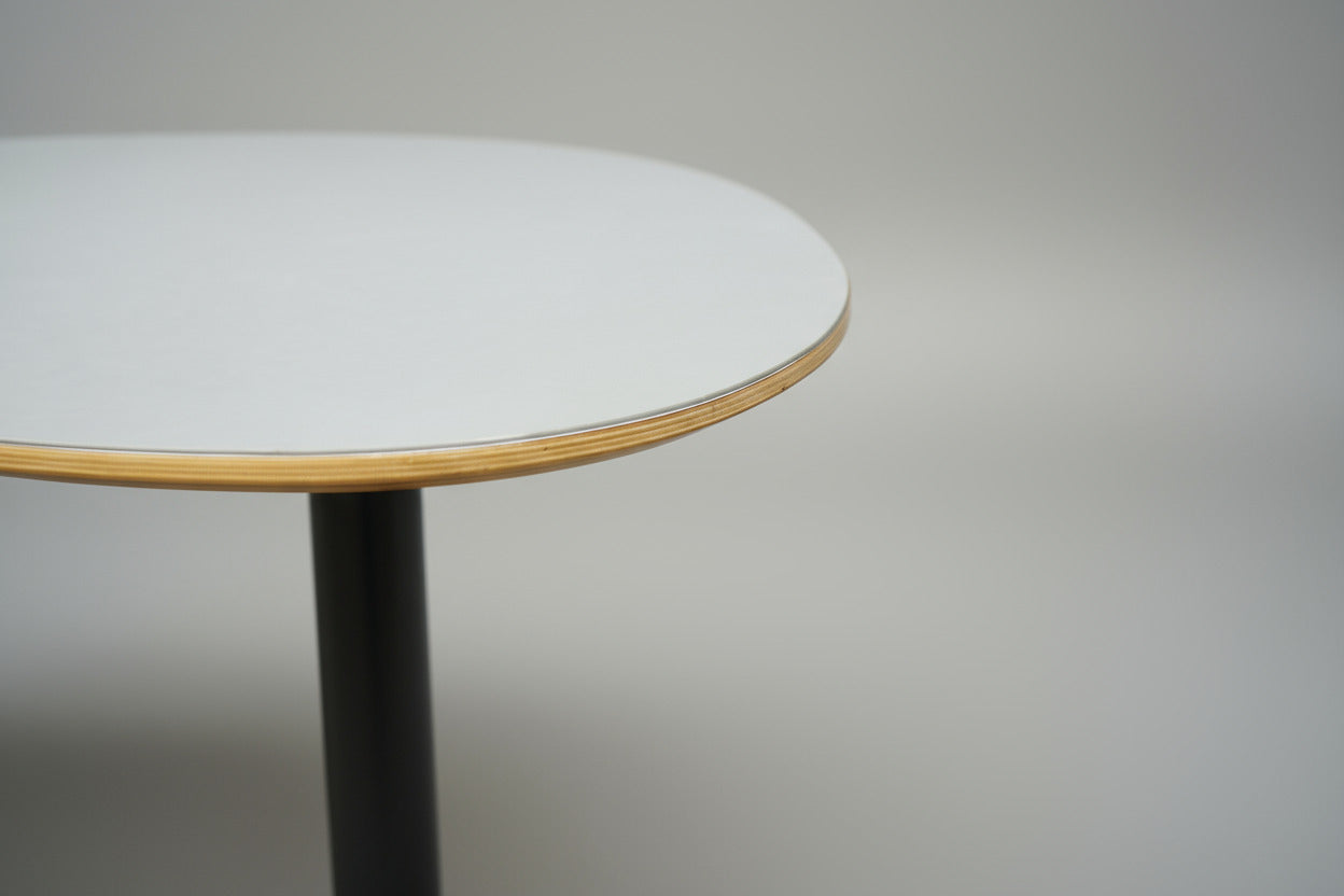 Holmris B8 hæve-sænkebord set forfra – ovalt konferencebord i grå linoleum 400x119 cm