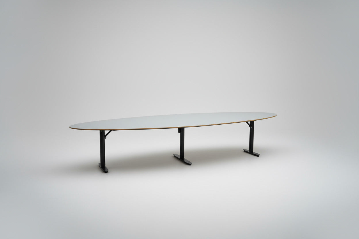 Holmris B8 hæve-sænkebord grå linoleum set fra skrå vinkel – mødebord 400x119 cm