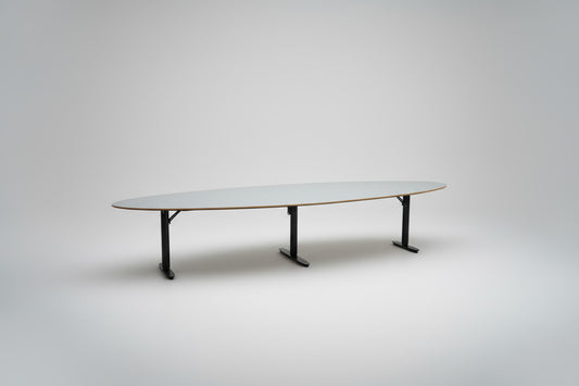 Holmris B8 hæve-sænkebord grå linoleum set fra skrå vinkel – mødebord 400x119 cm