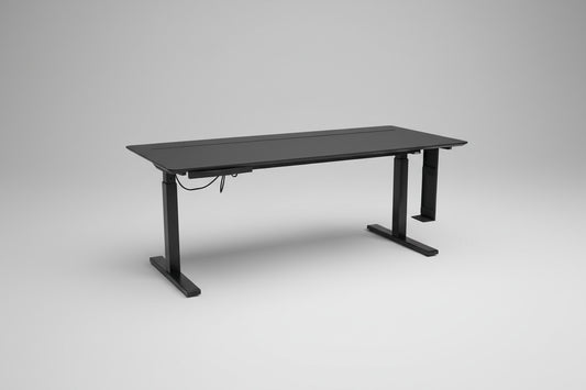 Holmris B8 hæve-sænkebord set forfra i sort med skuffe, computerholder og praktisk kabelgennemføring, 180x80 cm.