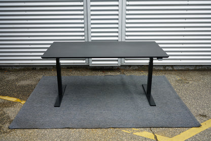 Holmris B8 hæve-sænkebord i sort linoleum 180x80 cm set forfra med kabelbakke