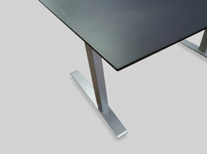 Close-up af sort nano-laminatbordplade med affaset kant på Holmris B8 skrivebord