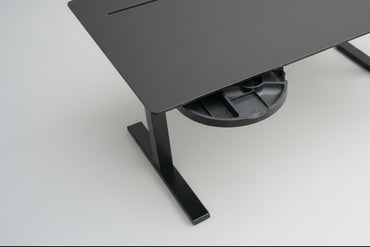 Holmris B8 hæve-sænkebord set oppefra med sort bordplade, kabelgennemføring og integreret opbevaringsskuffe.