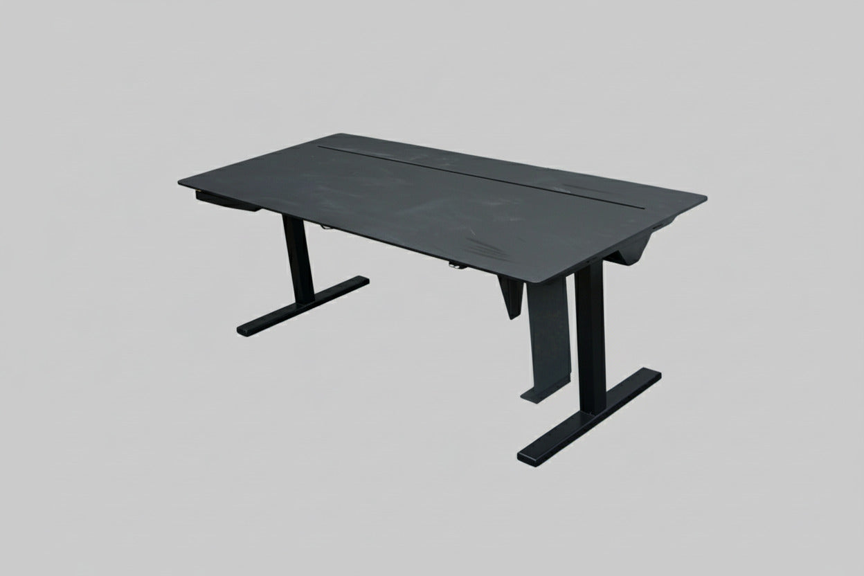 Holmris B8 hæve-sænkebord fotograferet fra skrå vinkel i sort med skuffe, computerholder og kabelgennemføring, 180x80 cm.