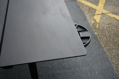 Nærbillede fra siden af Holmris B8 hæve-sænkebord i sort, der viser den indbyggede skuffe og funktionelt design.