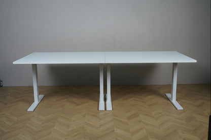 Holmris B8 mødebord 160x100 cm i hvid med hvidt stel set forfra