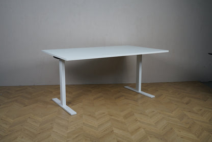 Holmris B8 mødebord 160x100 cm i hvid med hvidt stel set fra skrå vinkel