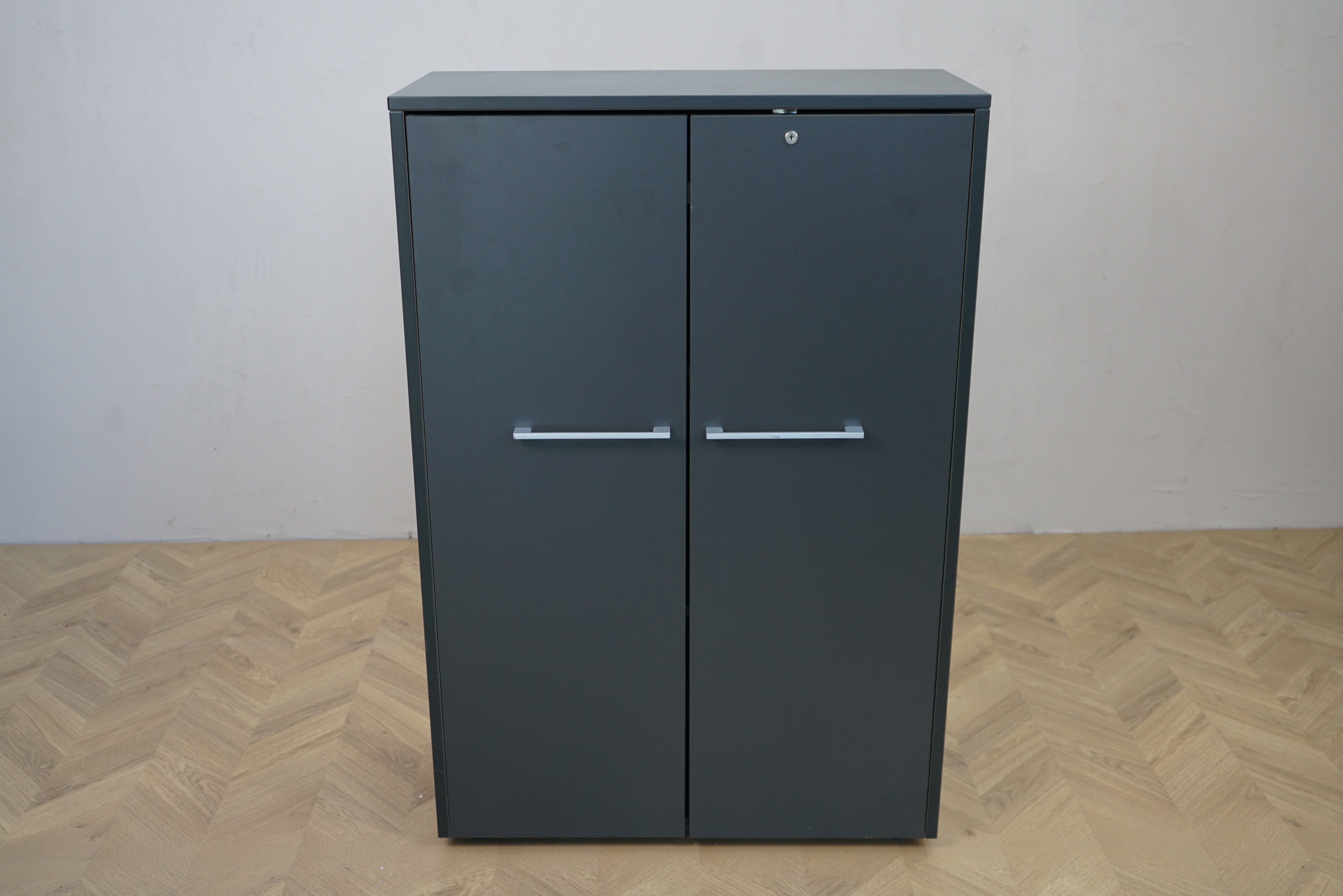 Holmris B8 opbevaringsskab med lås og dobbeltdøre set forfra – 80x36x121 cm