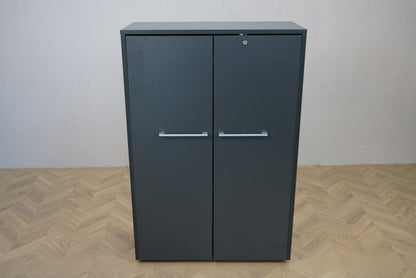 Holmris B8 opbevaringsskab med lås og dobbeltdøre set forfra – 80x36x121 cm