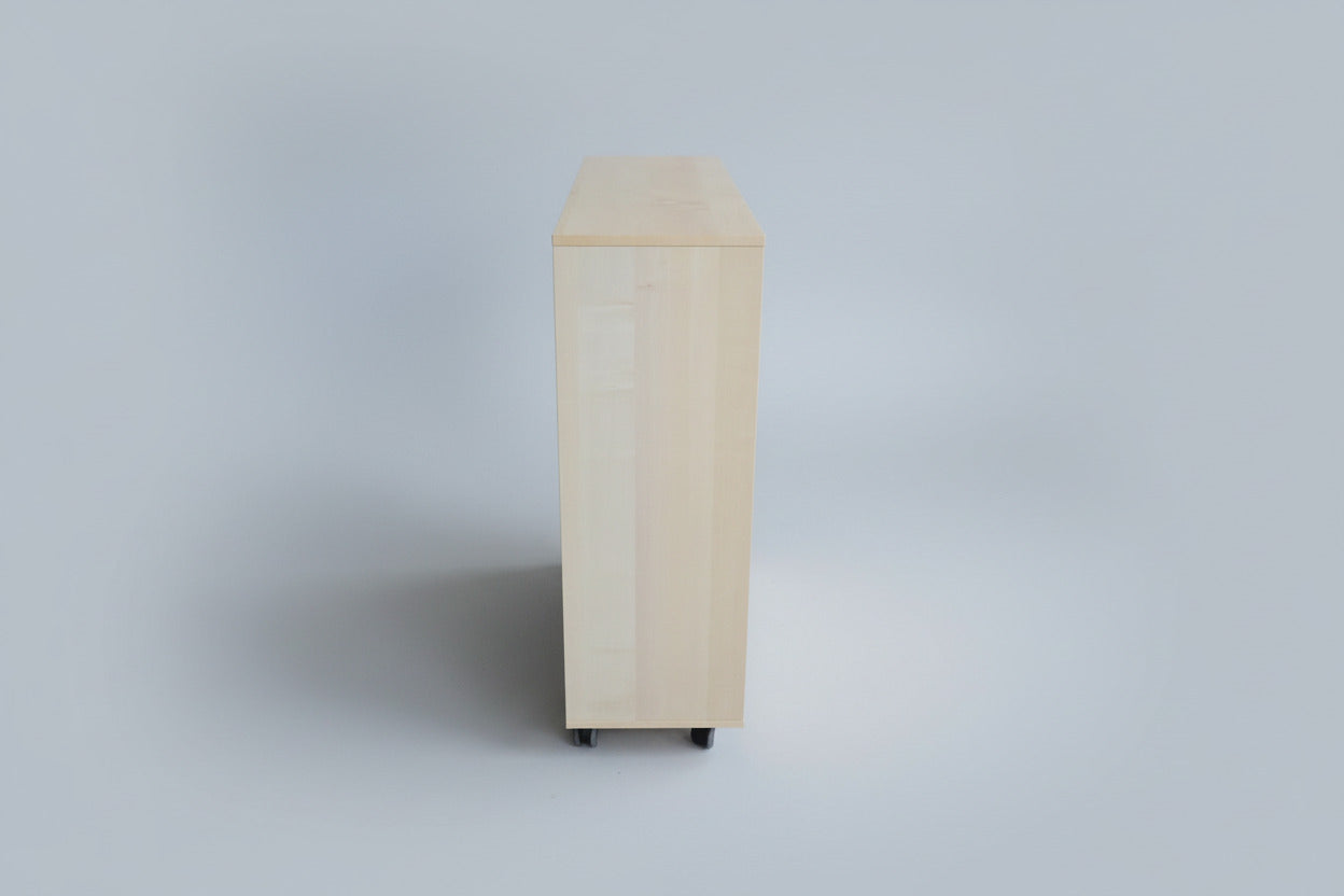 Holmris B8 reolskab i ahorn set fra siden med hjul