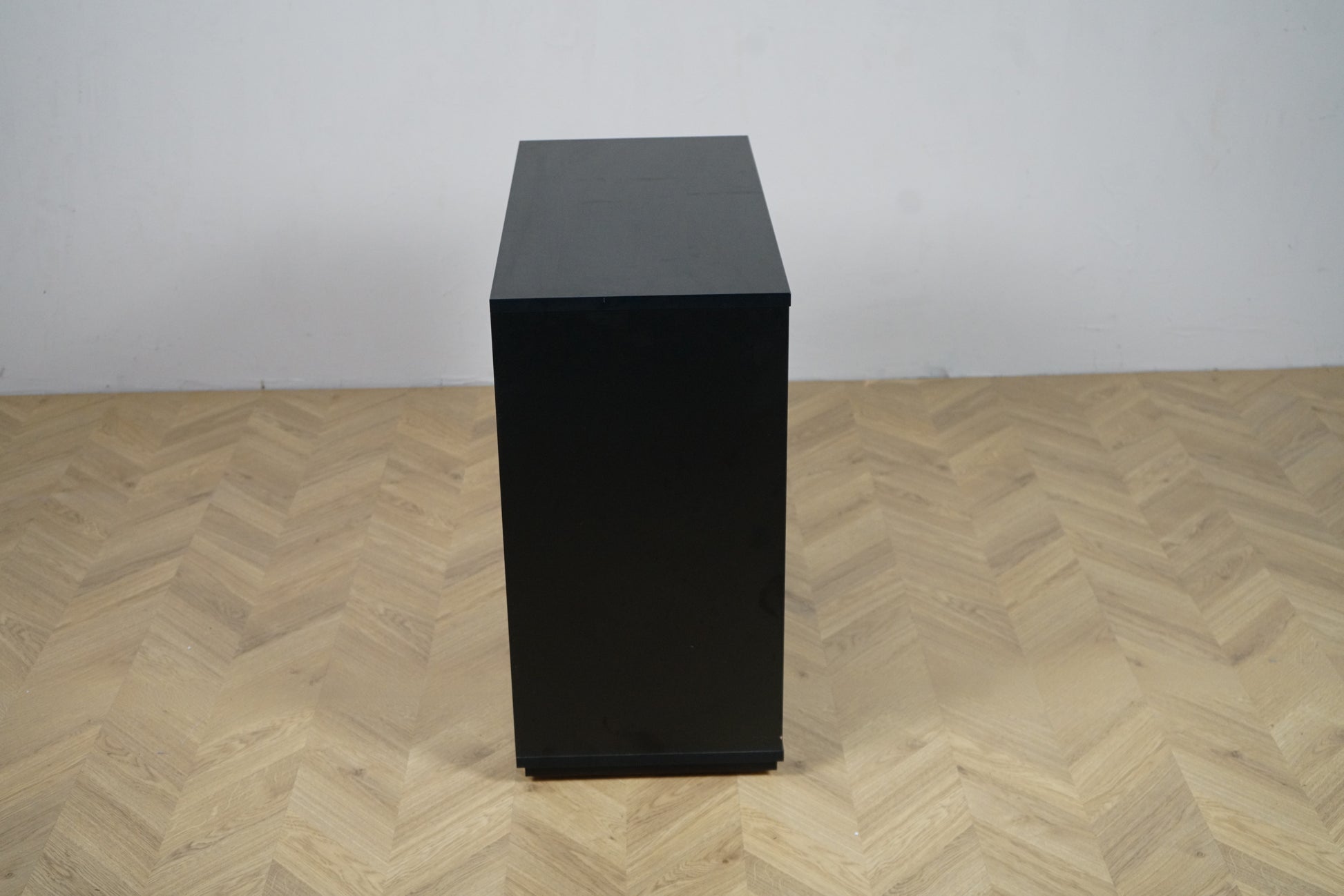 Holmris B8 opbevaringsskab i sort – set fra siden – 80 cm bredde, 35 cm dybde, 82 cm højde.