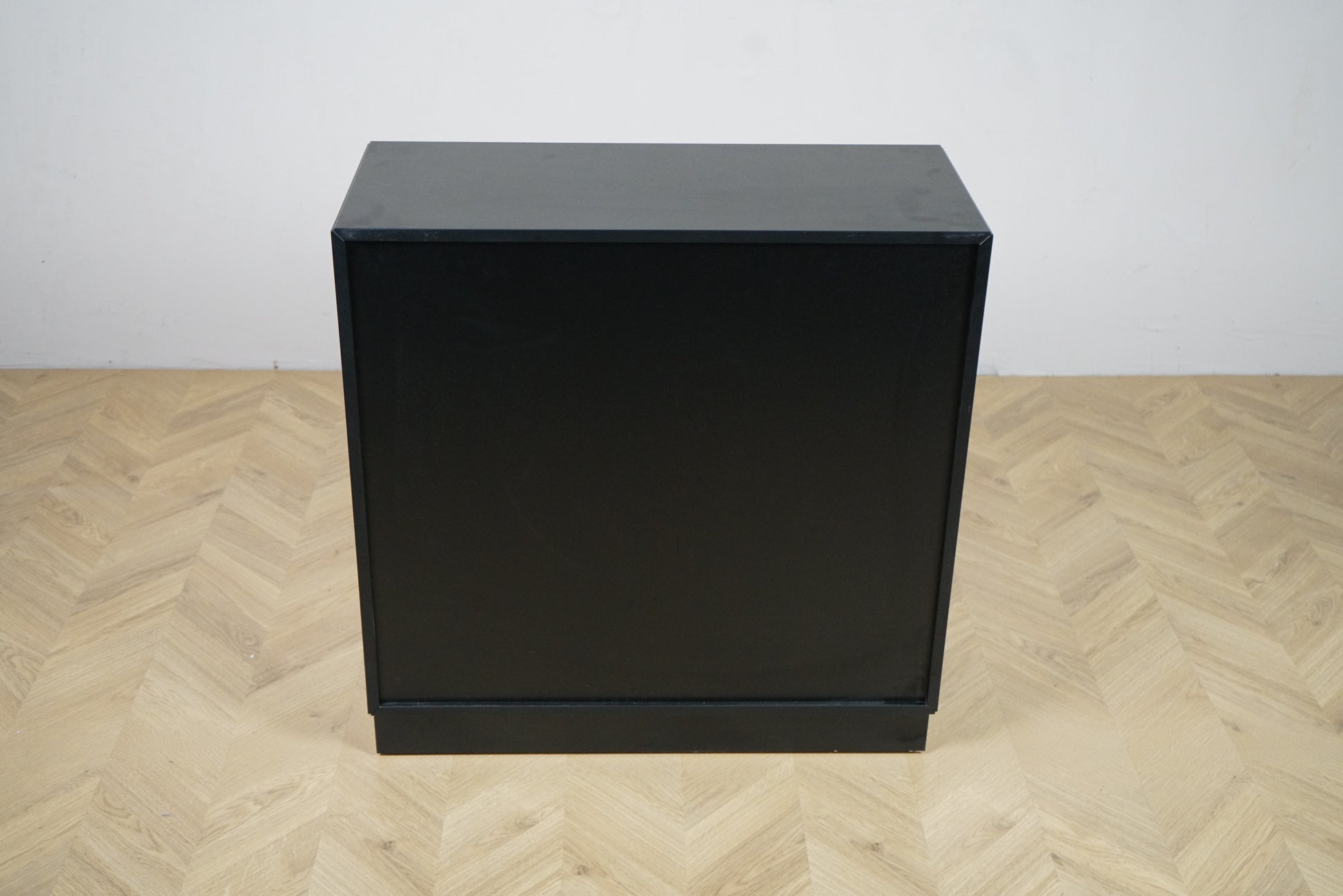 Holmris B8 skab i sort – bagbillede af opbevaringsskab 80x35x82 cm