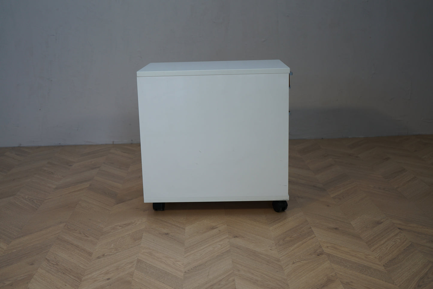 Bagfra billede af Holmris B8 skuffedarium i hvid med moderne kontordesign