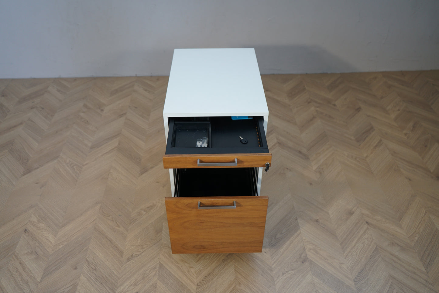 Holmris B8 skuffedarium set ovenfra med hvid topplade og 3 skuffer