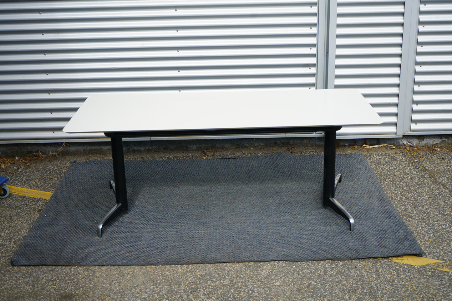 Holmris Genese hæve-sænkebord 180x80 set bagfra – ergonomisk skrivebord