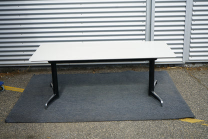 Holmris Genese hæve-sænkebord 180x80 set bagfra – ergonomisk skrivebord